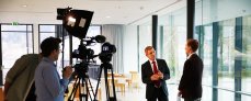 Dreh eines Experteninterviews für das begleitende Corporate-TV einer Kongressveranstaltung. (Foto: Mit freundlicher Genehmigung der TANNER AG)