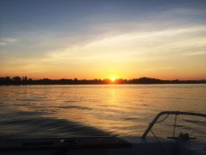 Das frühe Aufstehen hat sich gelohnt. Auf der Fahrt zum Drehort bekommen wir einen wunderschönen Sonnenaufgang vom Wasser aus zu sehen. (Foto: Jennifer Willoh)