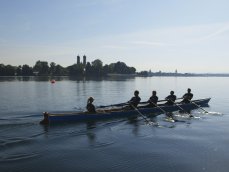 ...doch schon kurze Zeit später entstehen vor traumhafter Kulisse die ersten Aufnahmen der Ruderer auf dem See... (Bild: bewegtbildwerft)