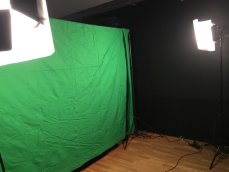 Hier sorgen zwei Kunstlicht-Scheinwerfer mit Diffusions- bzw. Frostfolien für die gleichmäßige Ausleuchtung des Greenscreens. (Foto: bewegtbildwerft)