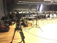 Ein Blick auf das Kamera-, Ton- und (dahinter) Livekey-Setup. (Foto: bewegtbildwerft)