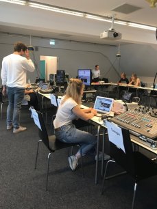 So schnell kann sich ein gewöhnliches Seminarzimmer in einen Regieraum verwandeln: Von hier aus wird während der Show alles im Blick behalten. (Foto: Sortino/Ziegler)