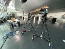 Der Studioaufbau in der Hindenburghalle des Zeppelin Museums. (Foto: bewegtbildwerft)