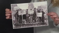 Auch das erfordert vorherige Absprache zwischen Moderator, Kameraleuten, Regisseur und Bildmischer: Einbindung eines Artefaktes von 1968 in die Livesendung. (Bild: bewegtbildwerft)