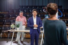 Moderator Tobias Grünfelder während der Livesendung. (Foto: bewegtbildwerft/Gianni Seufert)