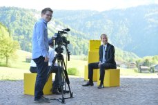 Das Team der bewegtbildwerft und der Vorstand der TANNER AG in einer kurzen Drehpause vor der Kulisse in den österreichischen Alpen. (Foto: Mit freundlicher Genehmigung der TANNER AG)