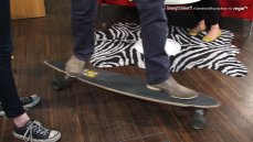 ...wo sie von ihren Erfahrungen bei der Recherche zum Longboard-Fahren in der Region berichtet. (Bild: bewegtbildwerft)