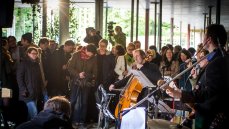 Der Blick hinter die Kameras: Teile der bewegtbildwerft-Crew bei der Produktion zum Universitäts-Richtfest. (Foto: Leo Fenster)