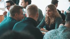 Blick in den Film: Die Studierenden des Studiengangs „eMA DIP“ im Gespräch. (Bild: bewegtbildwerft)