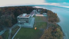 Blick in den Film: Die eindrucksvolle Lage des Seecampus der Universität direkt am Bodenseeufer. (Bild: bewegtbildwerft)