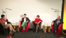 Die Diskussionsrunde der Bürgeruniversität auf der Bühne. (Bild: bewegtbildwerft)