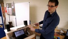 Andreas Brand lässt sich nicht lange bitten, öffnet für uns seine digitale Gitarre und erklärt das Innenleben des Instruments. (Bild: bewegtbildwerft)