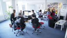 Ein Bild aus dem Film: Das Büro der „Youth-Life-Line“ in Tübingen, in dem gemeinsam an den Antwortnachrichten gearbeitet wird. (Bild: bewegtbildwerft)