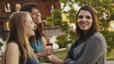 Ein Bild aus dem Rückblickfilm: Abendliche Gespräche auf der Terrasse des Veranstaltungssaals. (Bild: bewegtbildwerft)