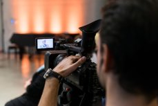 Blick über die Schulter eines der Kameraleute im Veranstaltungssaal, aus dem im zweiten Teil der Sendung live übertragen wurde. (Foto: ZU/Constantin Ehret)