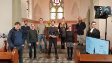 Die Crew vor und hinter den Kulissen der ersten von drei Fernsehgottesdienst-Übertragungen aus der evangelischen Kirche in Markdorf. (Foto: EKM/Mit freundlicher Genehmigung)