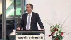 Impressionen aus der Übertragung: Ansprache des Universitätspräsidenten. (Bild: bewegtbildwerft)