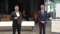 Impressionen aus der Übertragung: Entgegennahme der Zeugnisse. (Bild: bewegtbildwerft)