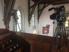 In Zeiten der Corona-Krise ganz ohne Kameraleute: Zwei statische Kameras zur Inszenierung des Orgelspiels im Fernsehgottesdienst. (Foto: bewegtbildwerft)