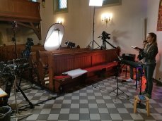 Auch hier ganz ohne Kameraleute im Kirchenschiff: Licht- & Kamerasetup für die Musikband im Fernsehgottesdienst. (Foto: bewegtbildwerft)