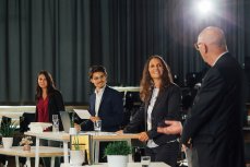 Community-Managerin, Moderatoren und Experten im Sendestudio der hybriden Konferenz. (Foto: bewegtbildwerft/Gianni Seufert)