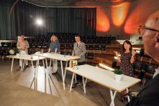 Teil der hybriden Konferenz war auch eine im Studio stattfindende Podiumsdiskussion. Die übrigen Konferenzteilnehmer konnten sich daran intensiv per Chat beteiligen und Fragen einwerfen. (Foto: bewegtbildwerft/Gianni Seufert)