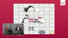 Standbild aus der Sendung: Ratespiel mit zwei Studierenden der Stiftung Liebenau. Sukzessive werden neue Puzzleteile sichtbar. (Bild: bewegtbildwerft)