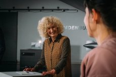 Die Direktorin des Zeppelin Museums im Studio. (Foto: bewegtbildwerft/Gianni Seufert)