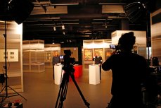 Kurz vor Beginn der Sendung: Das kleine Studio inmitten der Ausstellung. (Foto: Zeppelin Museum/Mit freundlicher Genehmigung)