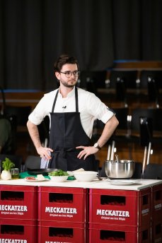 Koch-Duellanten in Aktion: Der studentische Koch... (Foto: ZU/Nicolas Bühringer)