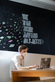 Mobile Office vor dem Konferenz-Motto: Ein Student bei den Vorbereitungen zur Sendung. (Foto: ZU/Nicolas Bühringer)