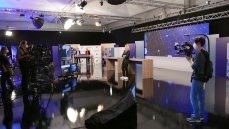 Blick in das 385m<sup>2</sup>-Fernsehstudio: Eine Referentin bei ihrer Keynote-Speech vor der flexibel bespielbaren LED-Wand. Auf den verschiebbaren Monitoren neben den Kameras kann sie jederzeit ihren Foliensatz, das aktuelle Sendebild sowie – dank nahtloser Integration des Sendeablaufmanagement-Systems SAM – die verbleibende Zeit für ihren Vortrag sehen. (Foto: Zeppelin GmbH/Mit freundlicher Genehmigung)