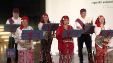 Ein weiteres Standbild aus der hybriden Konferenz: Südostasiatische Musikperformance mit dem Anklung. (Bild: bewegtbildwerft)