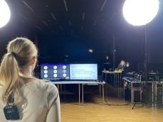 Das kleine Studio-Setup im Konferenzraum aus Sicht der Moderatorin: Der linke Bildschirm zeigt alle Teilnehmer der digitalen Konferenz sowie gegebenenfalls geteilte Foliensätze. Auf dem rechten Monitor kann das CommunityManagement-Team beispielsweise Teilnehmer-Fragen aus dem Chat oder andere Informationen einblenden. (Foto: bewegtbildwerft)