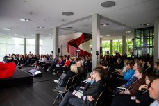 Unauffällig im Zuschauerraum (an Säulen & Projektor) platziert: Drei ferngesteuerte Remote-Kameras, die zentral von einer Kamerafrau bedient werden. (Bildnachweis: 18. Internationales Bodensee-Symposium, 2024 © ICOM Deutschland, Foto: Nicolas Bühringer)