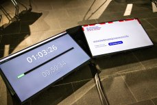 Auf den insgesamt vier Bildschirmen vor Bühne & Rednerpult läuft unter anderem der Stage-Timer aus SAM, dem Ablaufmanagement-Tool der bewegtbildwerft. (Bildnachweis: 18. Internationales Bodensee-Symposium, 2024 © ICOM Deutschland, Foto: Nicolas Bühringer)