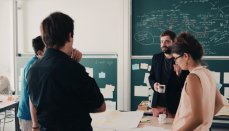 Ein Bild aus dem Film: Die Teilnehmer der „Crea Summer Academy“ im Gespräch mit einem ihrer Coaches. (Bild: bewegtbildwerft)