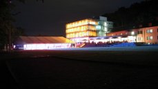 Festzelt und illuminiertes Gebäude in den Abendstunden. (Foto: Mit freundlicher Genehmigung der Zeppelin Universität)
