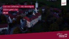 Standbild aus der Sendung: Die beiden Countdowns vor den Shows waren gestaltet als Drohnenflüge um das Schloss Liebenau, aufgenommen jeweils zur passenden Tageszeit. (Bild: bewegtbildwerft)